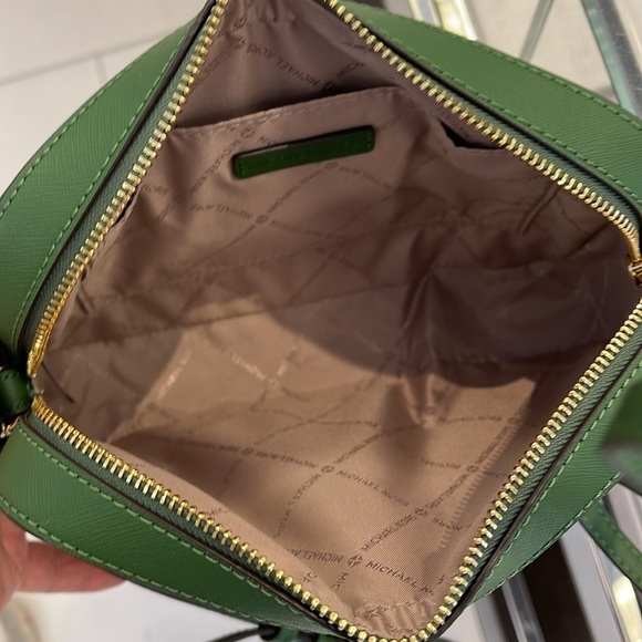 MICHAEL KORS
Jet Set Large EW Zip Chain XBody Saffiano Leather Crossbody Bag
NWT - Picture 6 of 16